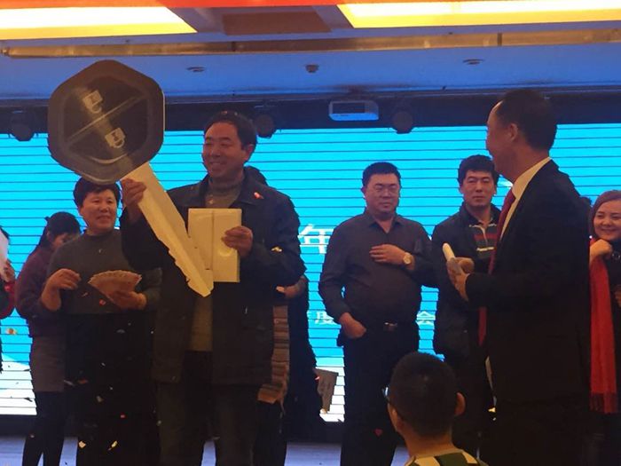 新飛暖氣片代理商抽到商務(wù)面包車及IPAD